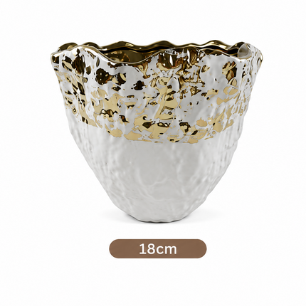 arrón Decorativo de Cerámica Blanco con Detalles Dorados, Florero Moderno con Acabado Texturizado, Diseño Elegante para Decoración del Hogar, 18 cm